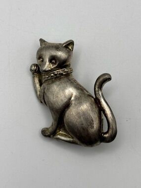 Maneki-Neko Lucky Cat Brooch Vintage